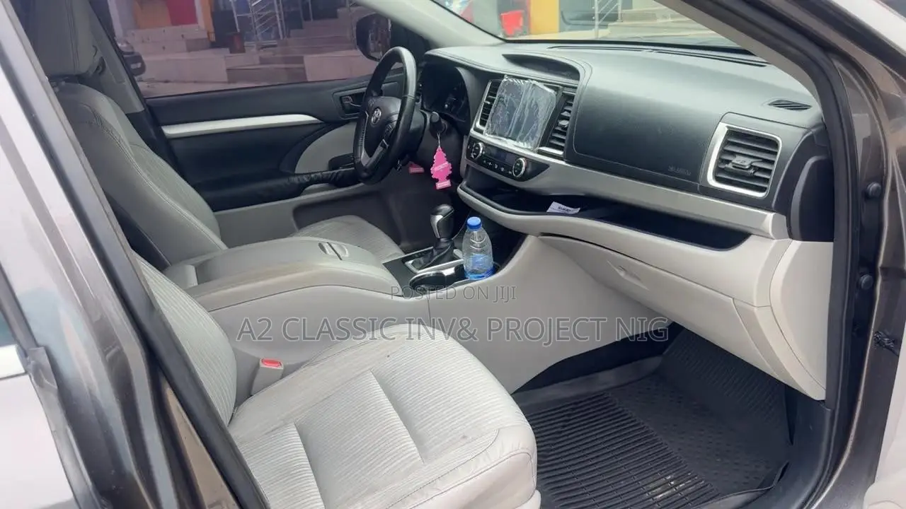 Toyota Highlander LE 4dr SUV (2.7L 4cyl 6A) 2015 Gray