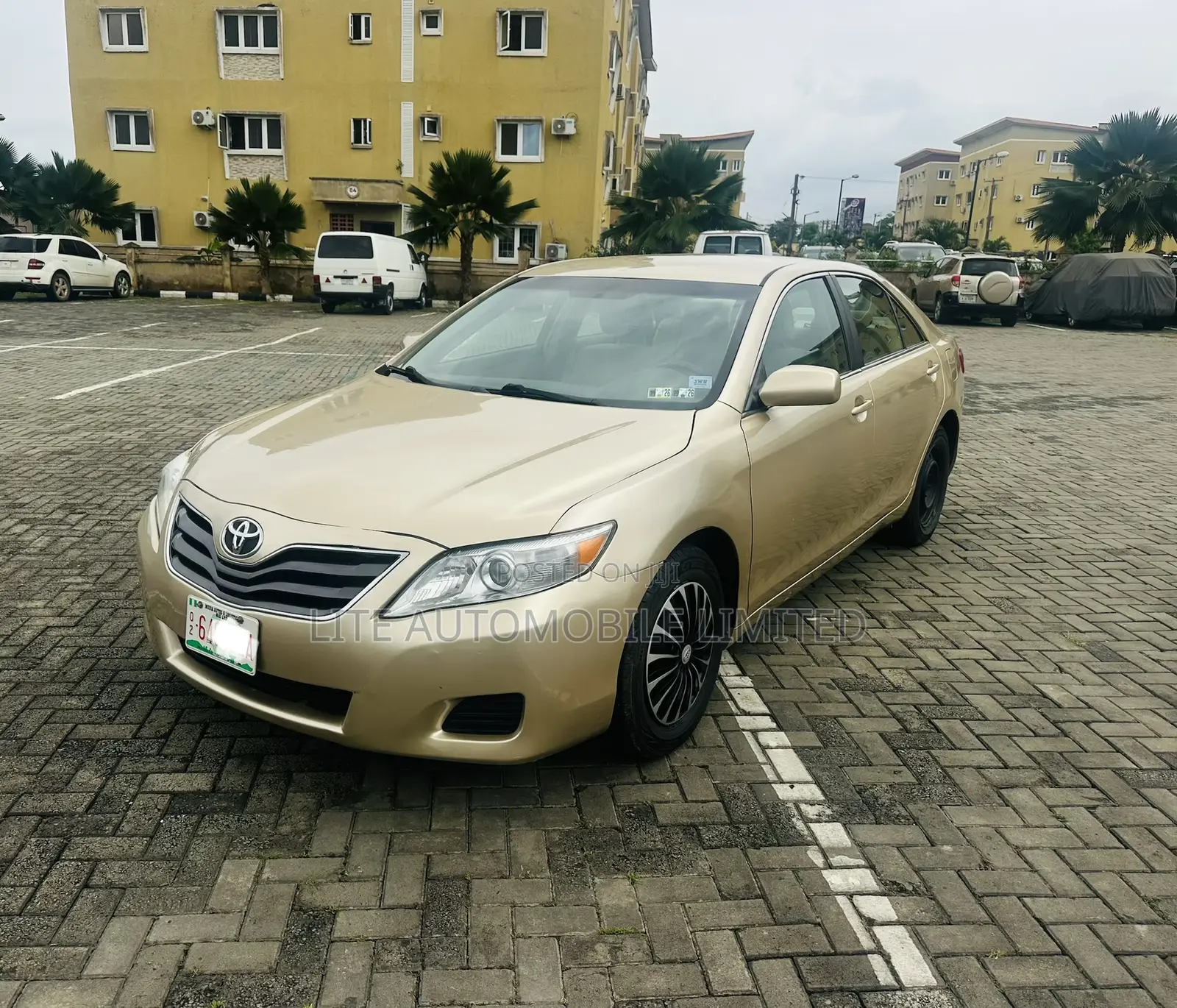 Toyota Camry LE 4dr Sedan (2.4L 4cyl 5A) 2009 Gold