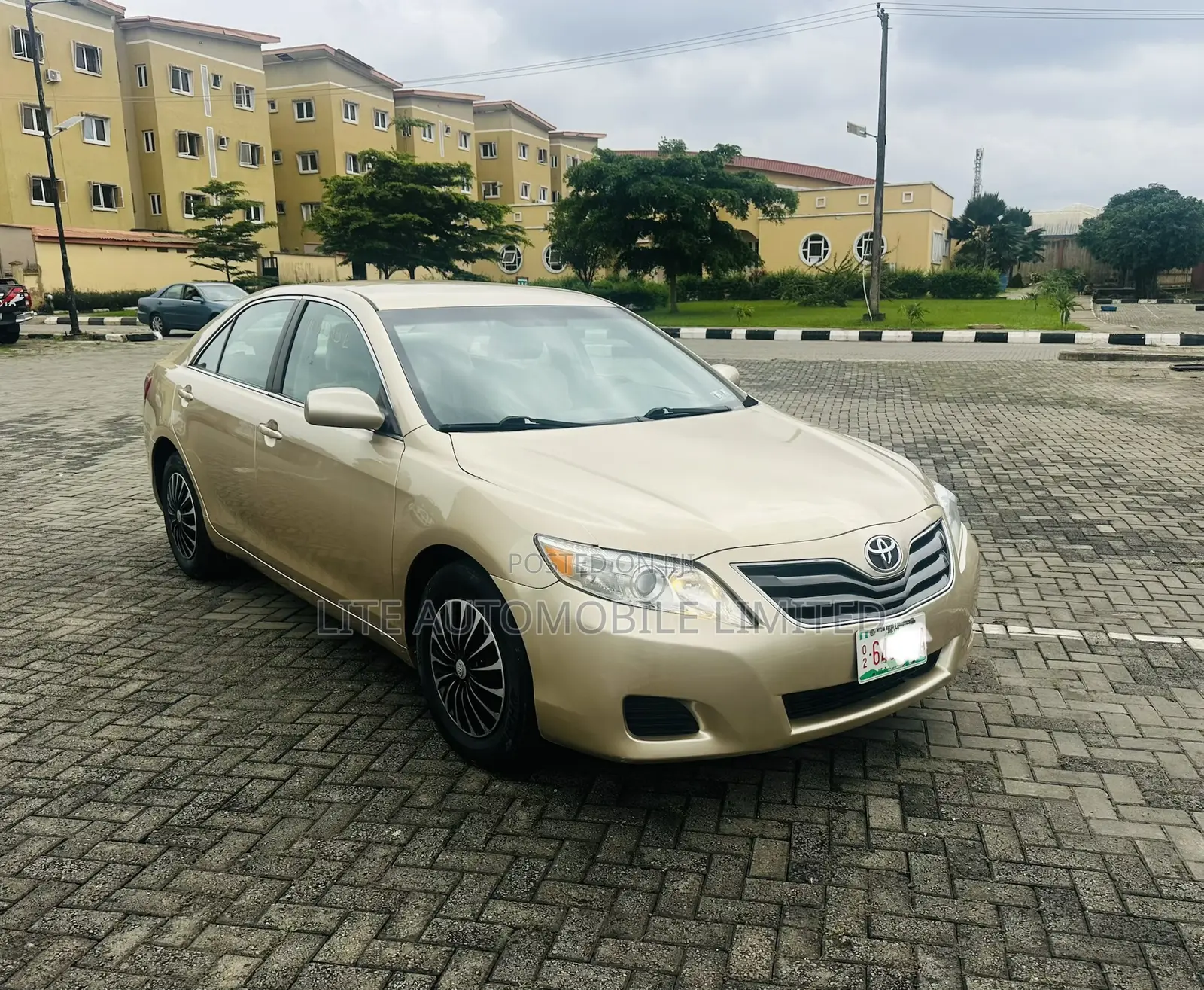 Toyota Camry LE 4dr Sedan (2.4L 4cyl 5A) 2009 Gold