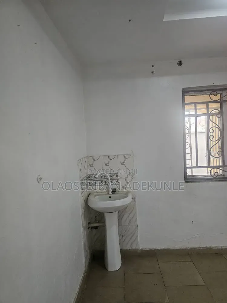 3bdrm Block of Flats in Elebu Estate, Akala Express for rent