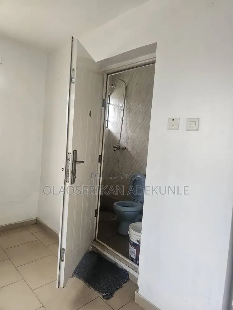 3bdrm Block of Flats in Elebu Estate, Akala Express for rent
