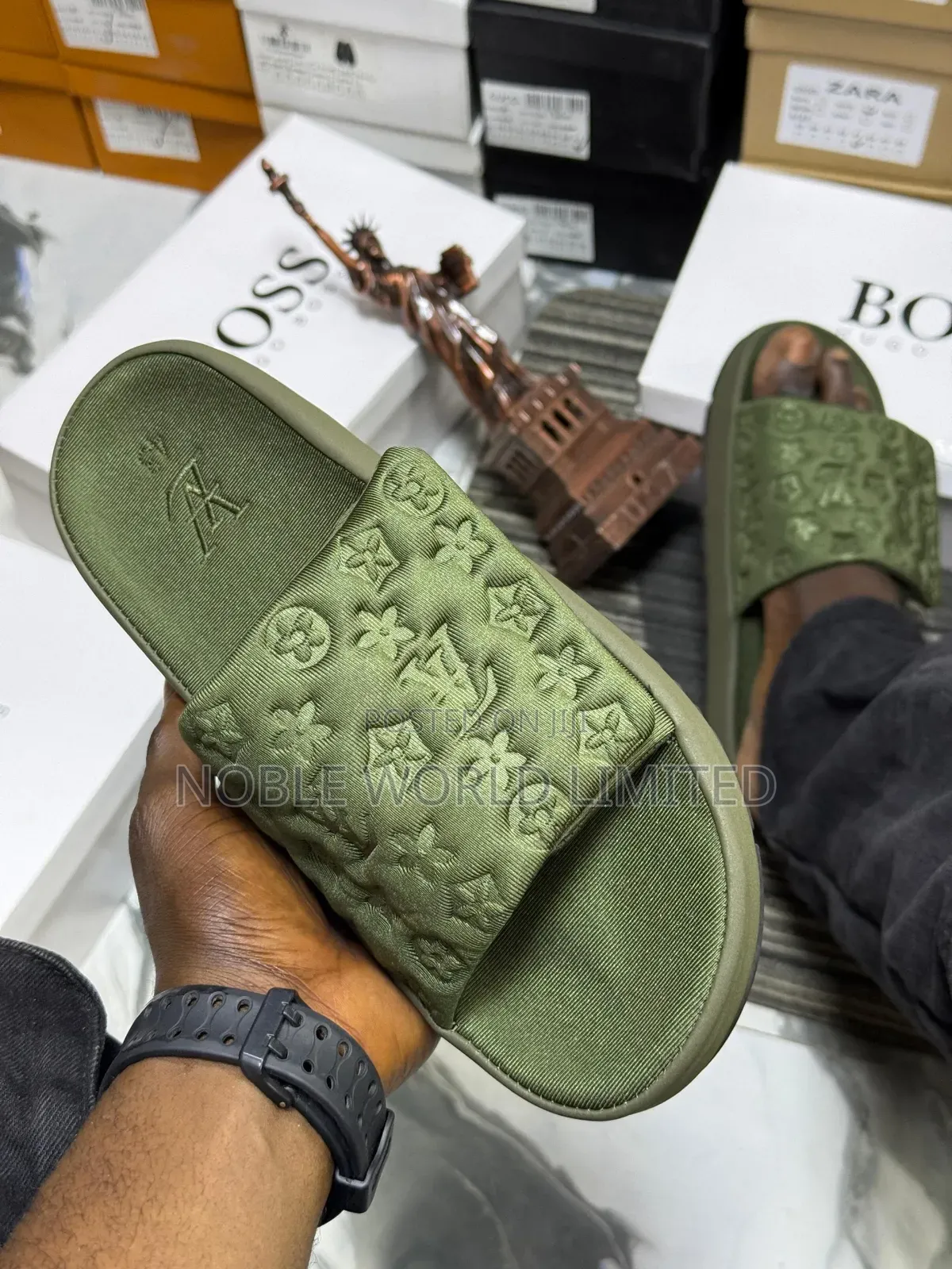 Louis Vuitton Unisex Slides Frank 7v