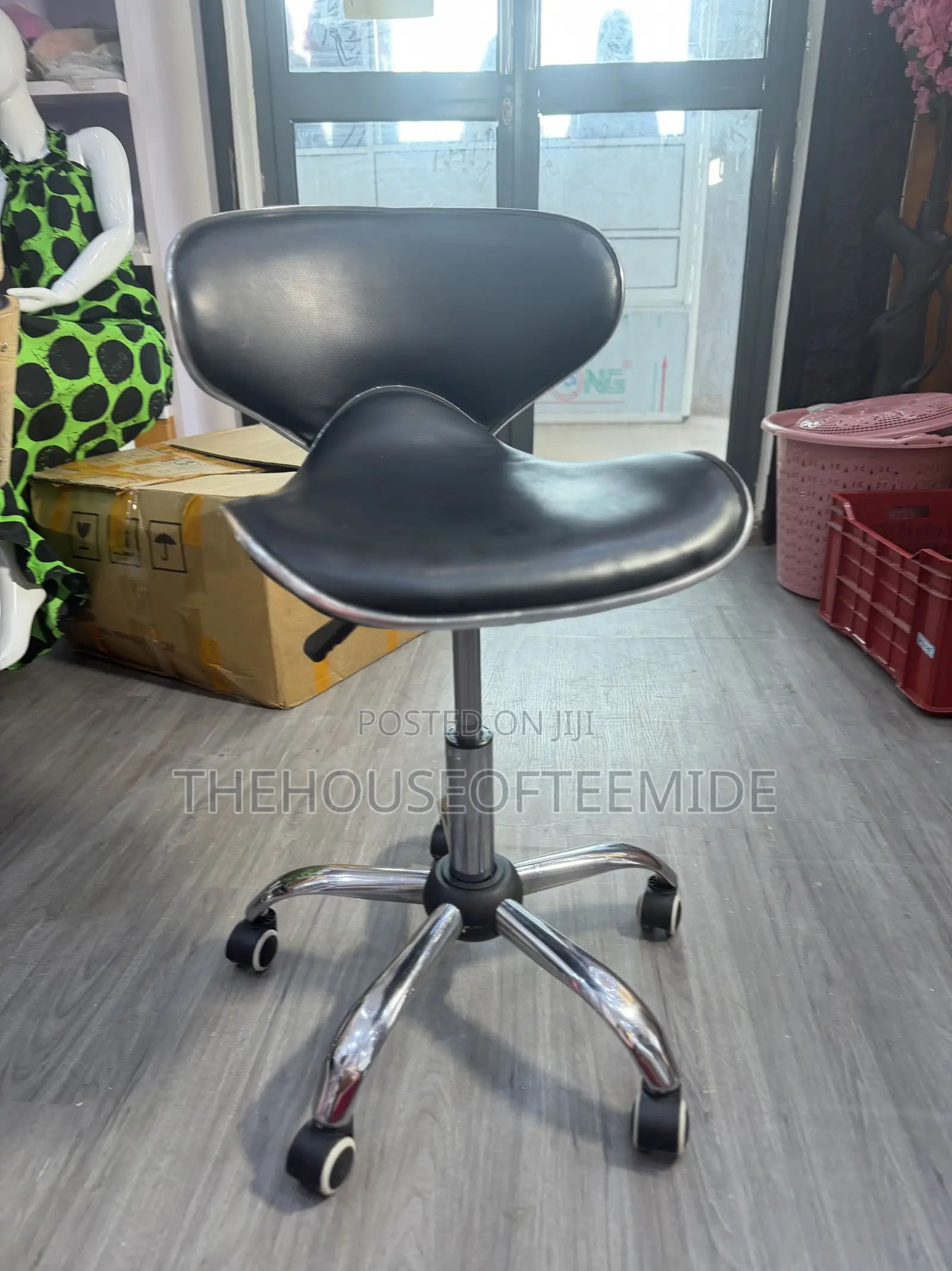 360 Pedicure/ Salon Chair/Nail Tech Chair