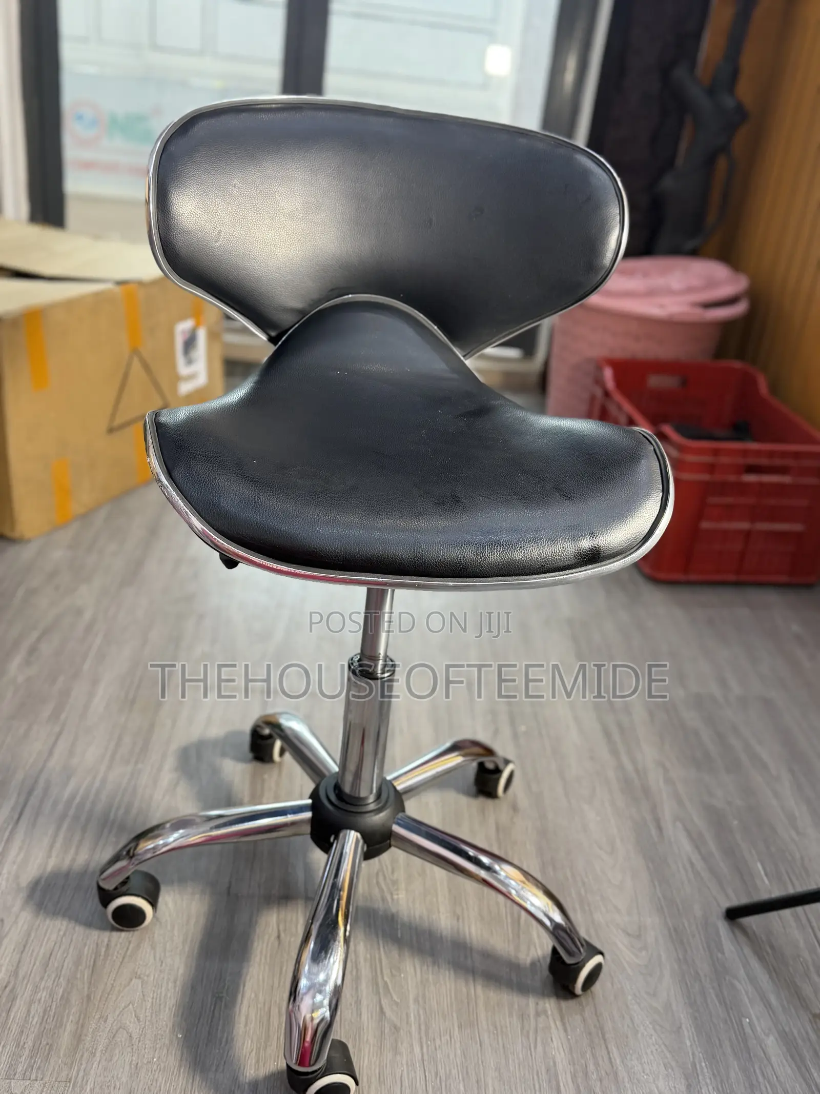 360 Pedicure/ Salon Chair/Nail Tech Chair