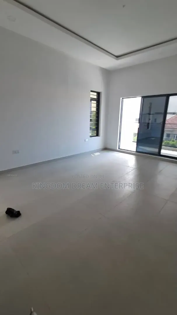 5bdrm House in Lekki Phase 1 Lagos for sale