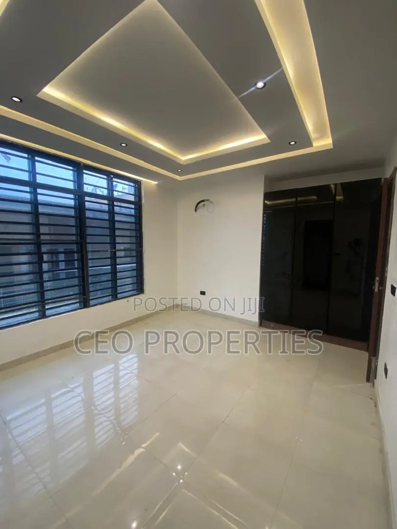 3bdrm Block of Flats in Lekki Phase1/ for rent