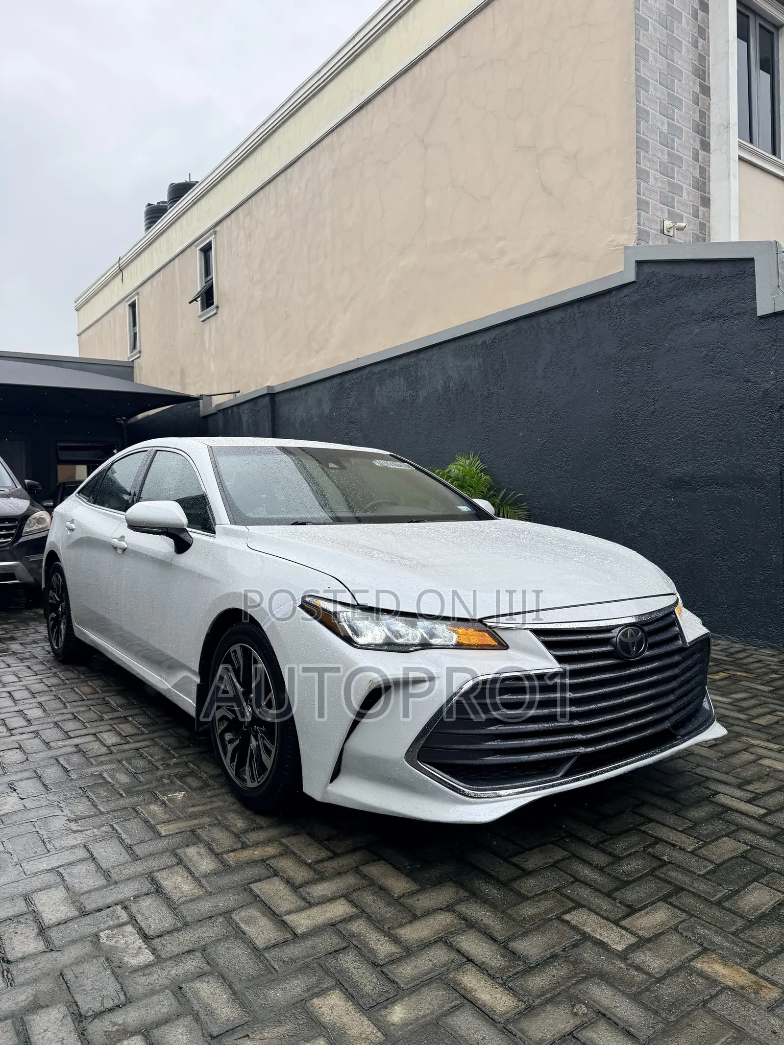 Toyota Avalon XLE FWD Sedan (3.5L V6 8A) 2019 White