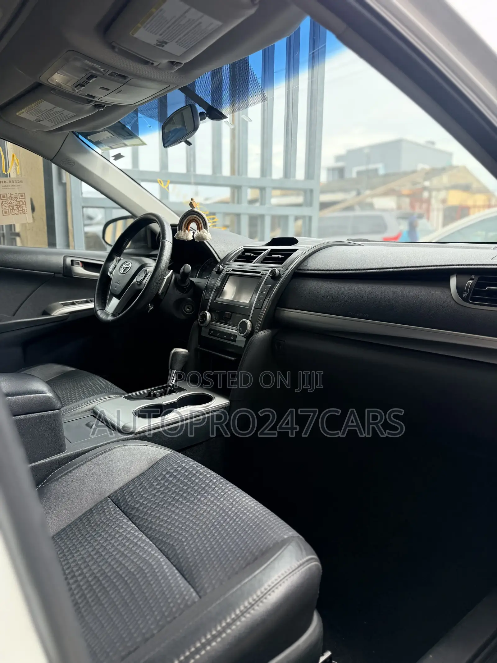 Toyota Camry SE 4dr Sedan (2.5L 4cyl 6A) 2013 White