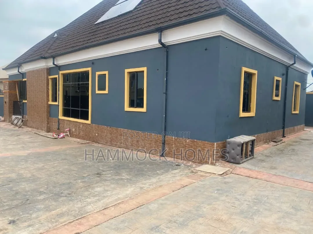5bdrm Bungalow in Biala Estate., Iwo Road for sale