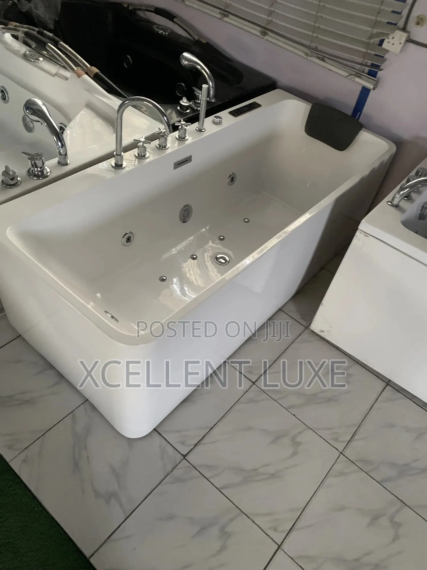 Acrylic Single Jacuzzi Massage Bathtub English Standard