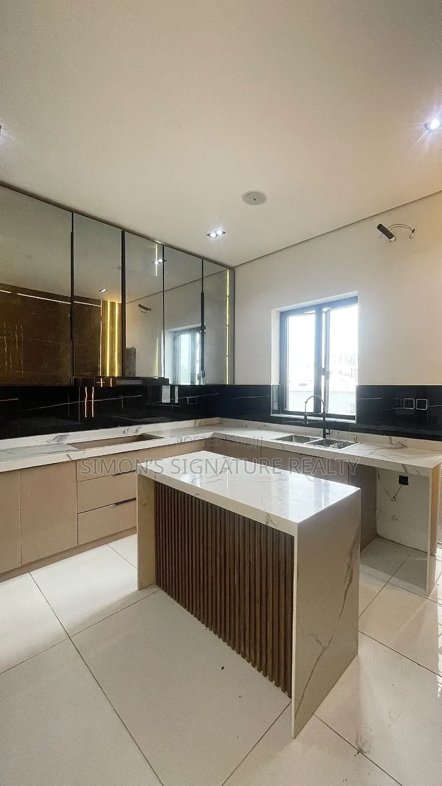 4bdrm Duplex in Chevron for sale
