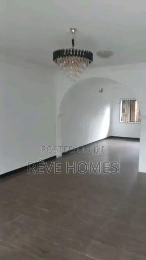 3bdrm Block of Flats in Millenuim/UPS for rent