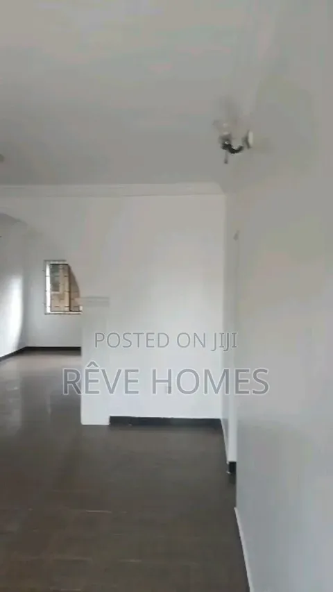 3bdrm Block of Flats in Millenuim/UPS for rent