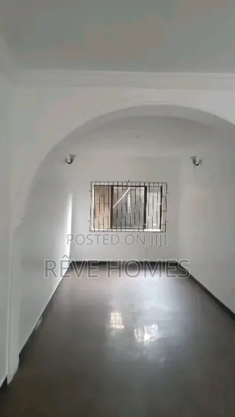 3bdrm Block of Flats in Millenuim/UPS for rent