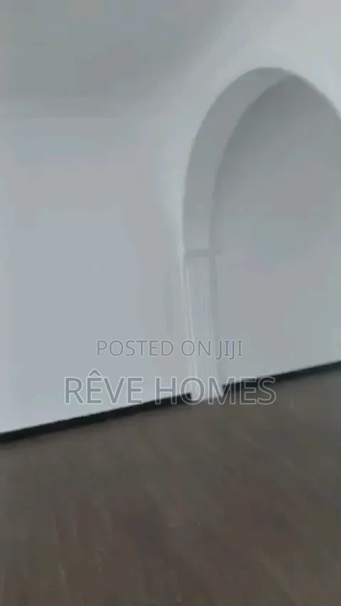 3bdrm Block of Flats in Millenuim/UPS for rent