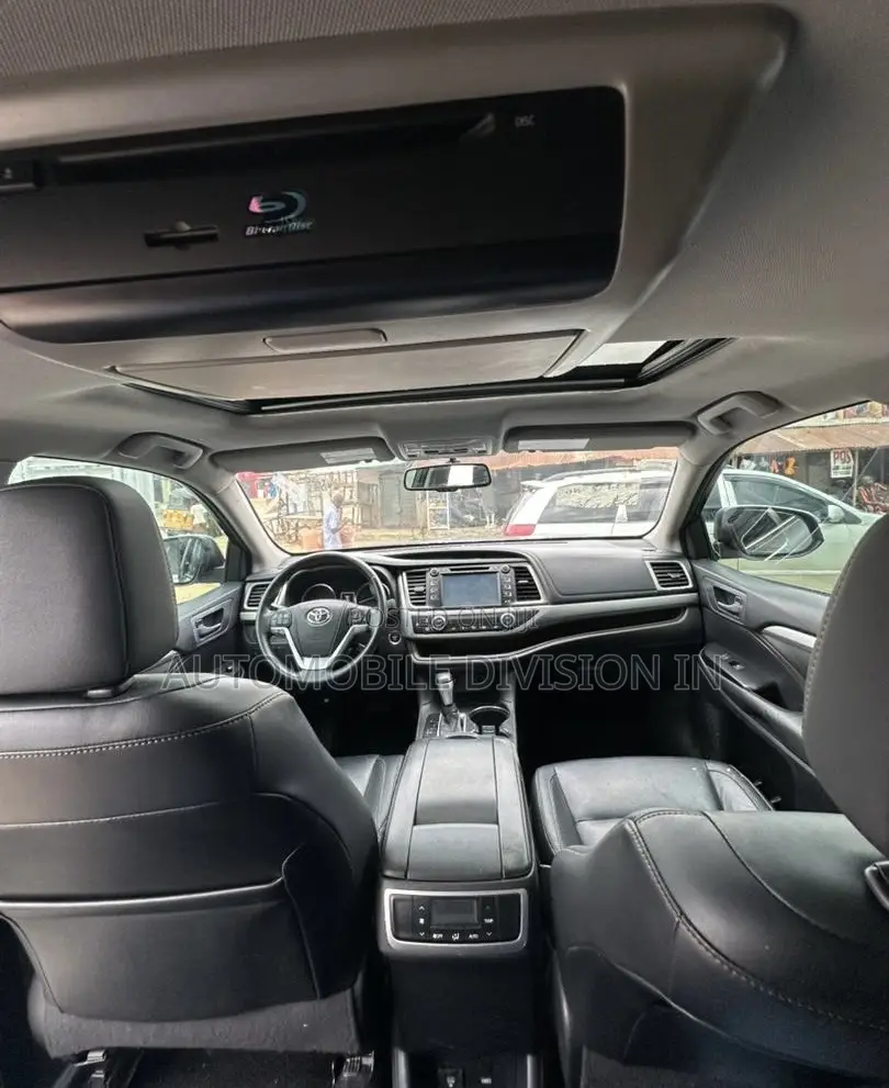 Toyota Highlander XLE 4dr SUV AWD (3.5L 6cyl 6A) 2015 Silver