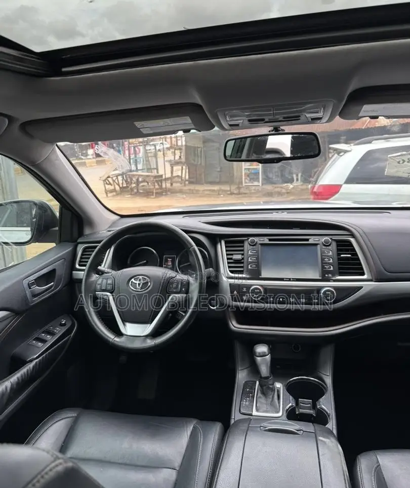 Toyota Highlander XLE 4dr SUV AWD (3.5L 6cyl 6A) 2015 Silver