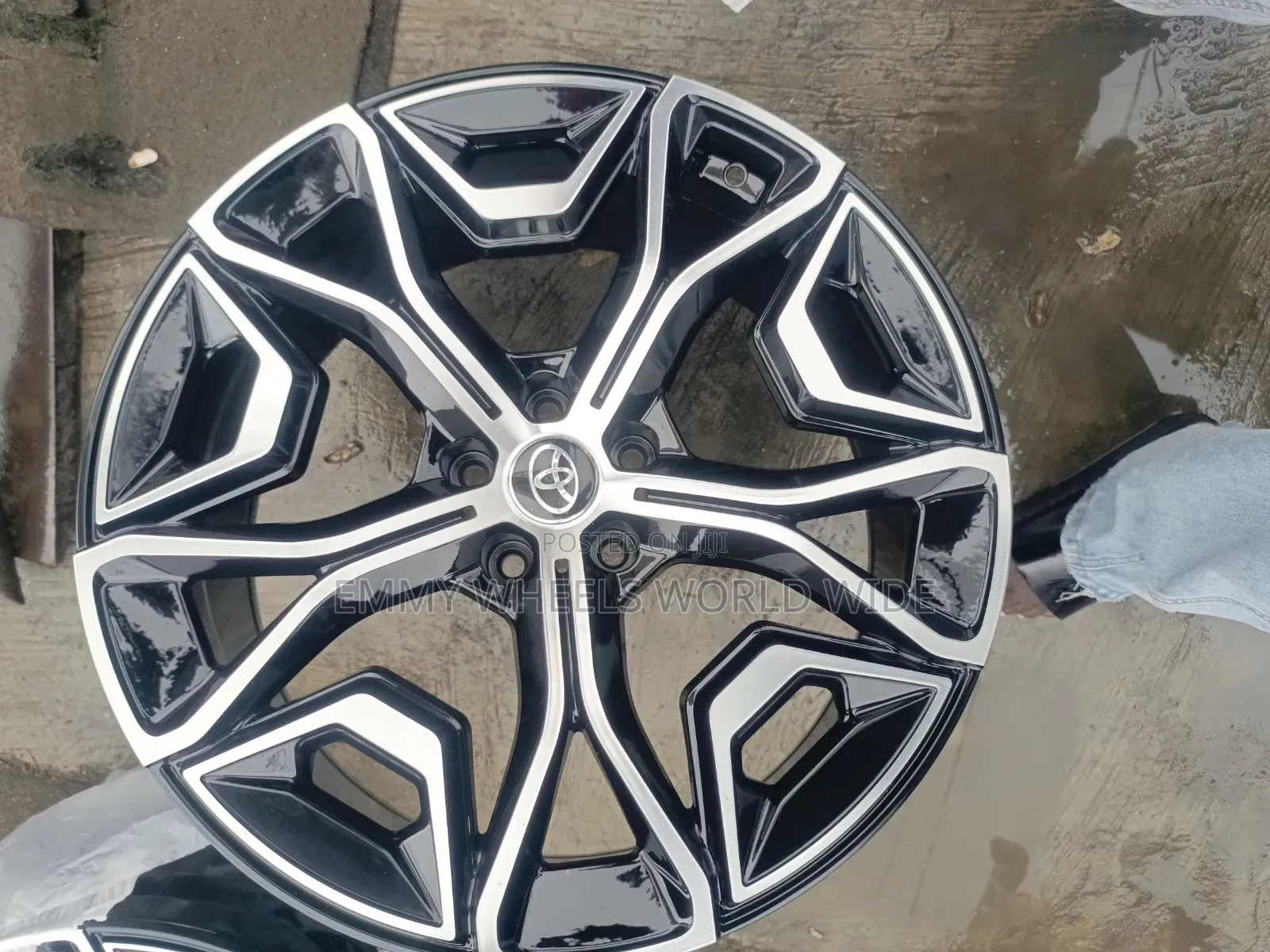 20inches for Toyota Venza ,Highlander Brand New Rim Available as Seen
