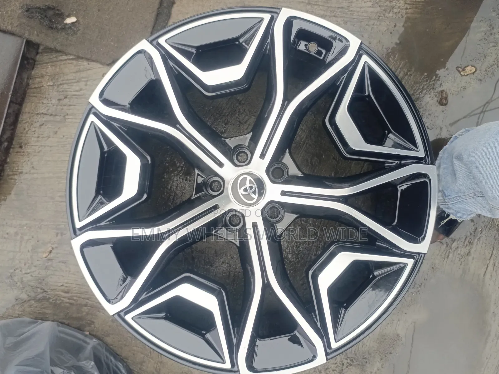20inches for Toyota Venza ,Highlander Brand New Rim Available as Seen