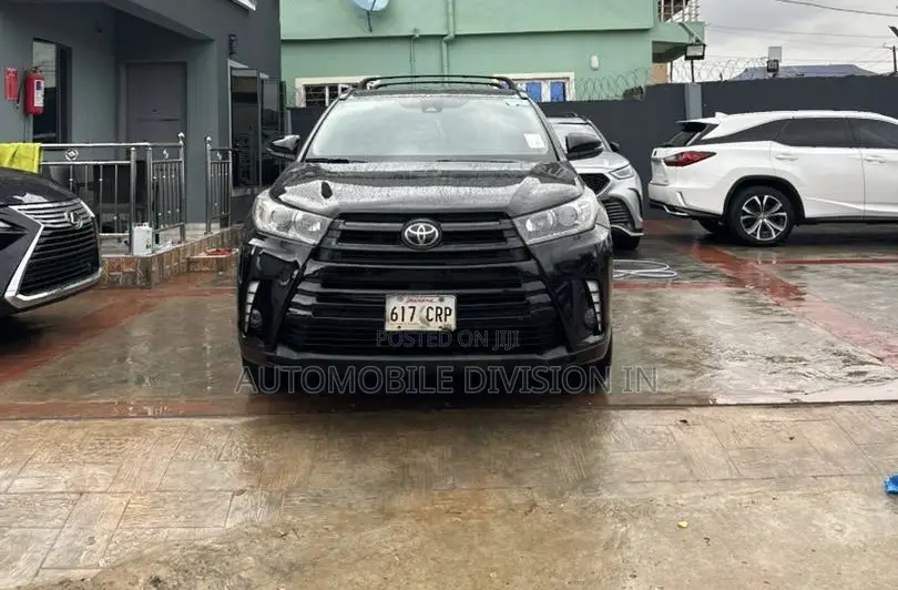 Toyota Highlander SE 4x4 V6 (3.5L 6cyl 8A) 2018 Black