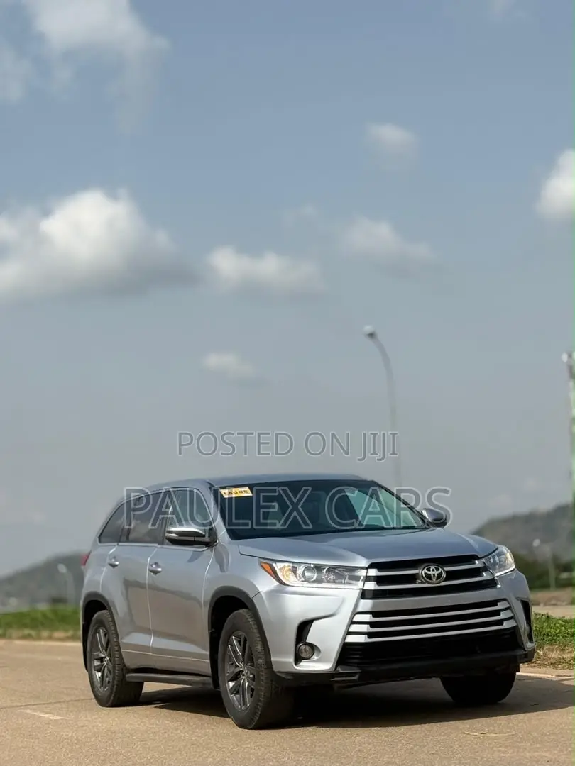 Toyota Highlander LE Plus V6 4x4 (3.5L 6cyl 6A) 2016 Gray