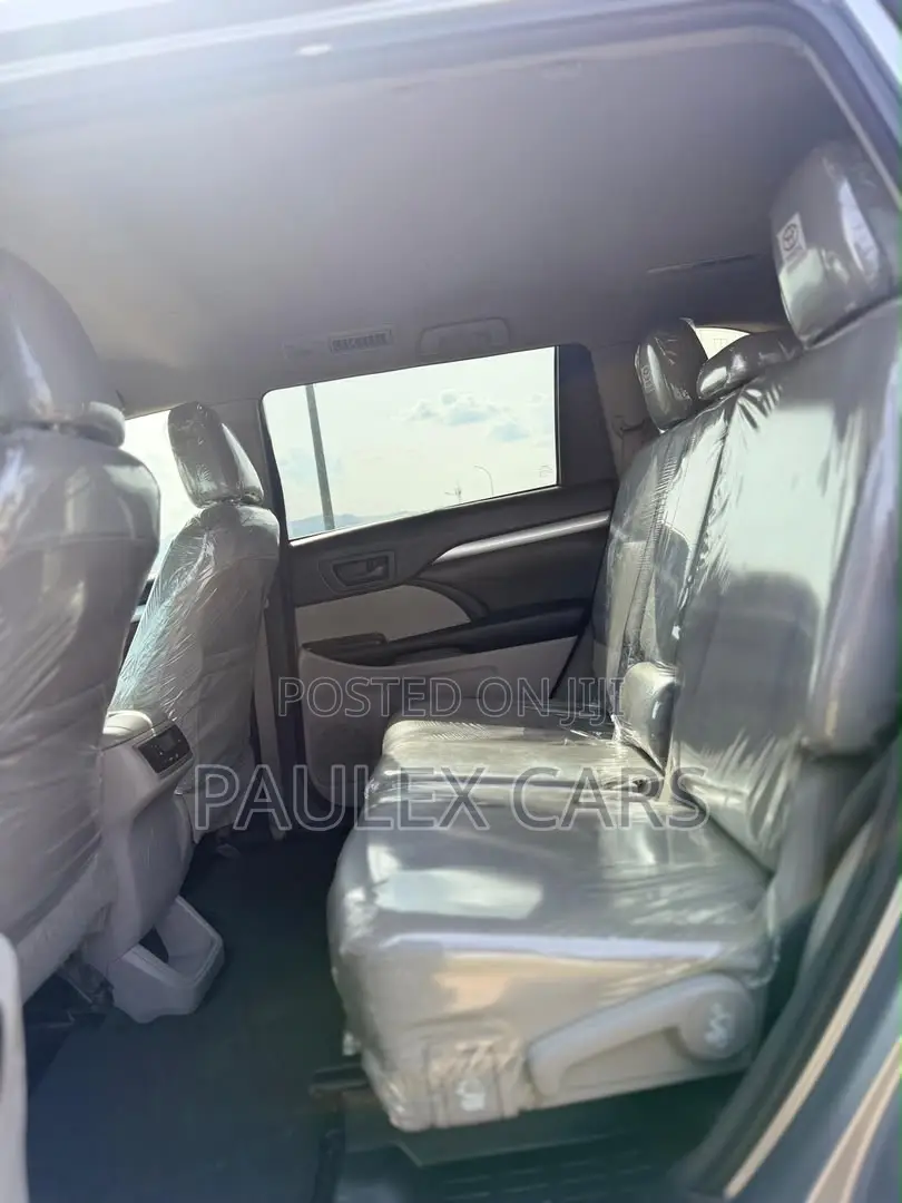 Toyota Highlander LE Plus V6 4x4 (3.5L 6cyl 6A) 2016 Gray