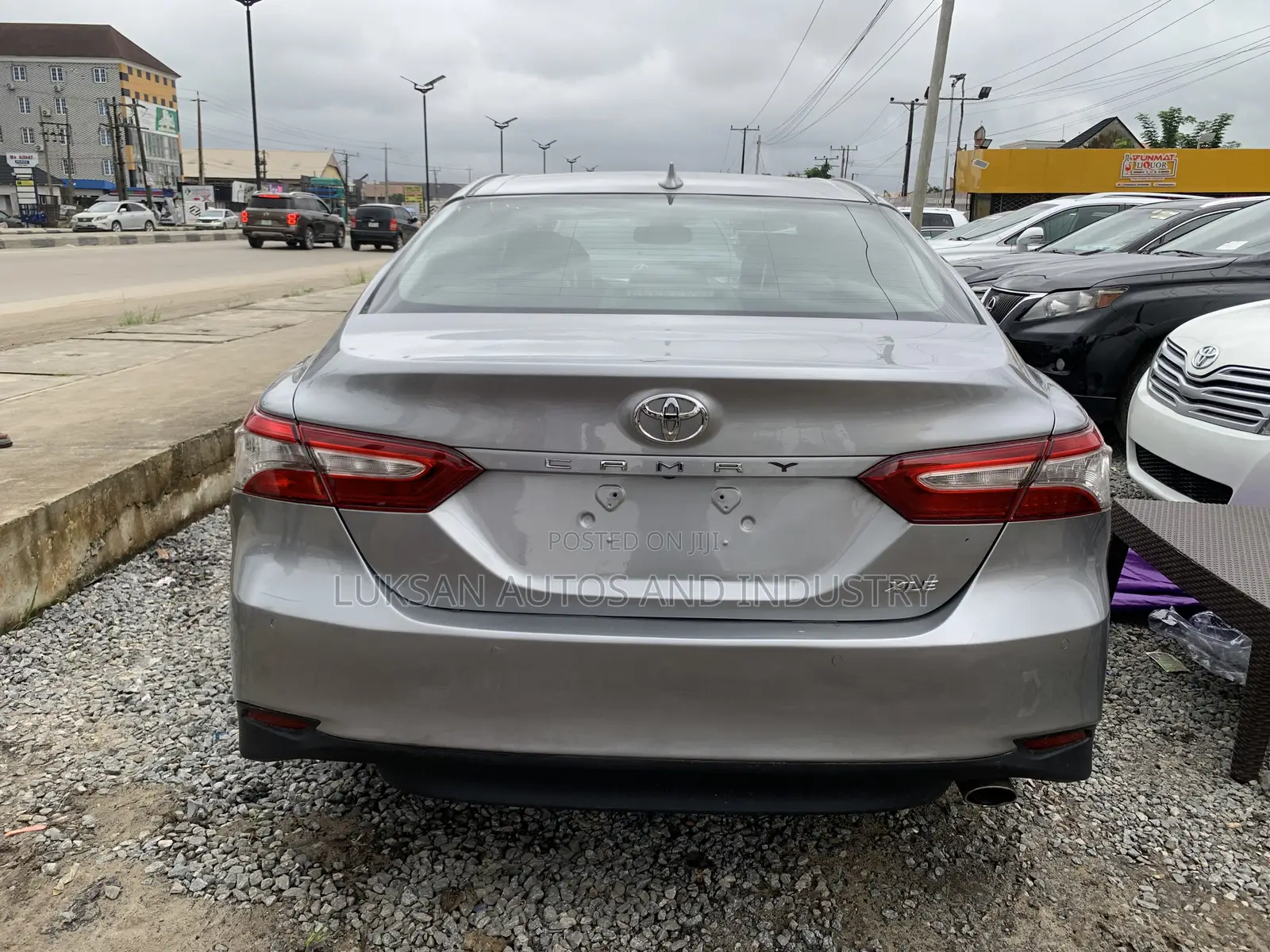 Toyota Camry XLE FWD (2.5L 4cyl 8AM) 2018 Silver