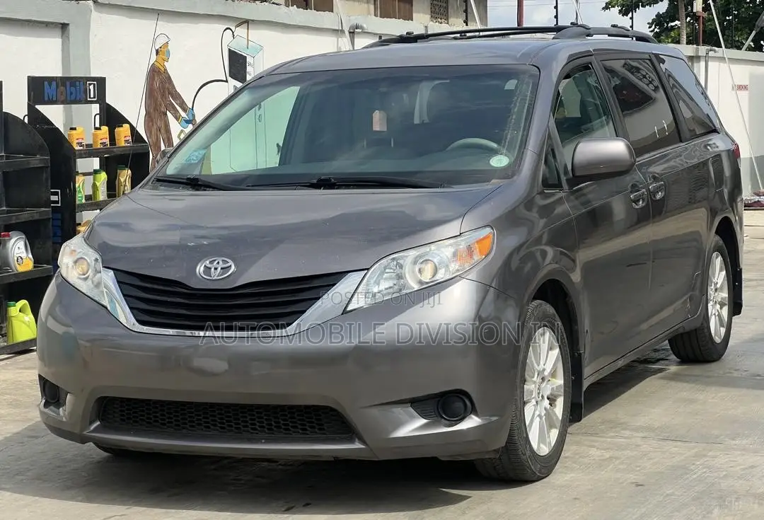 Toyota Sienna LE AWD 7-Passenger 2013 Gray