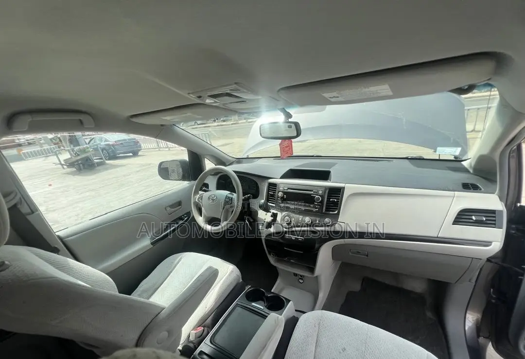 Toyota Sienna LE AWD 7-Passenger 2013 Gray