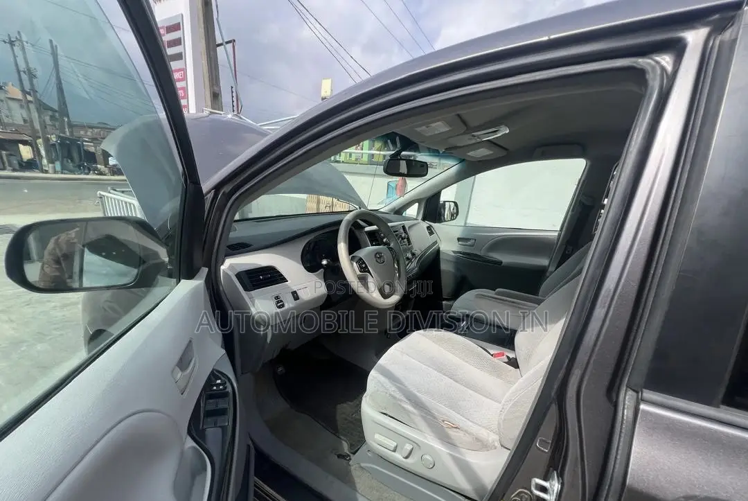 Toyota Sienna LE AWD 7-Passenger 2013 Gray