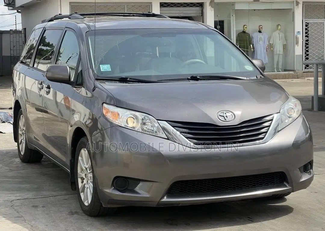 Toyota Sienna LE AWD 7-Passenger 2013 Gray