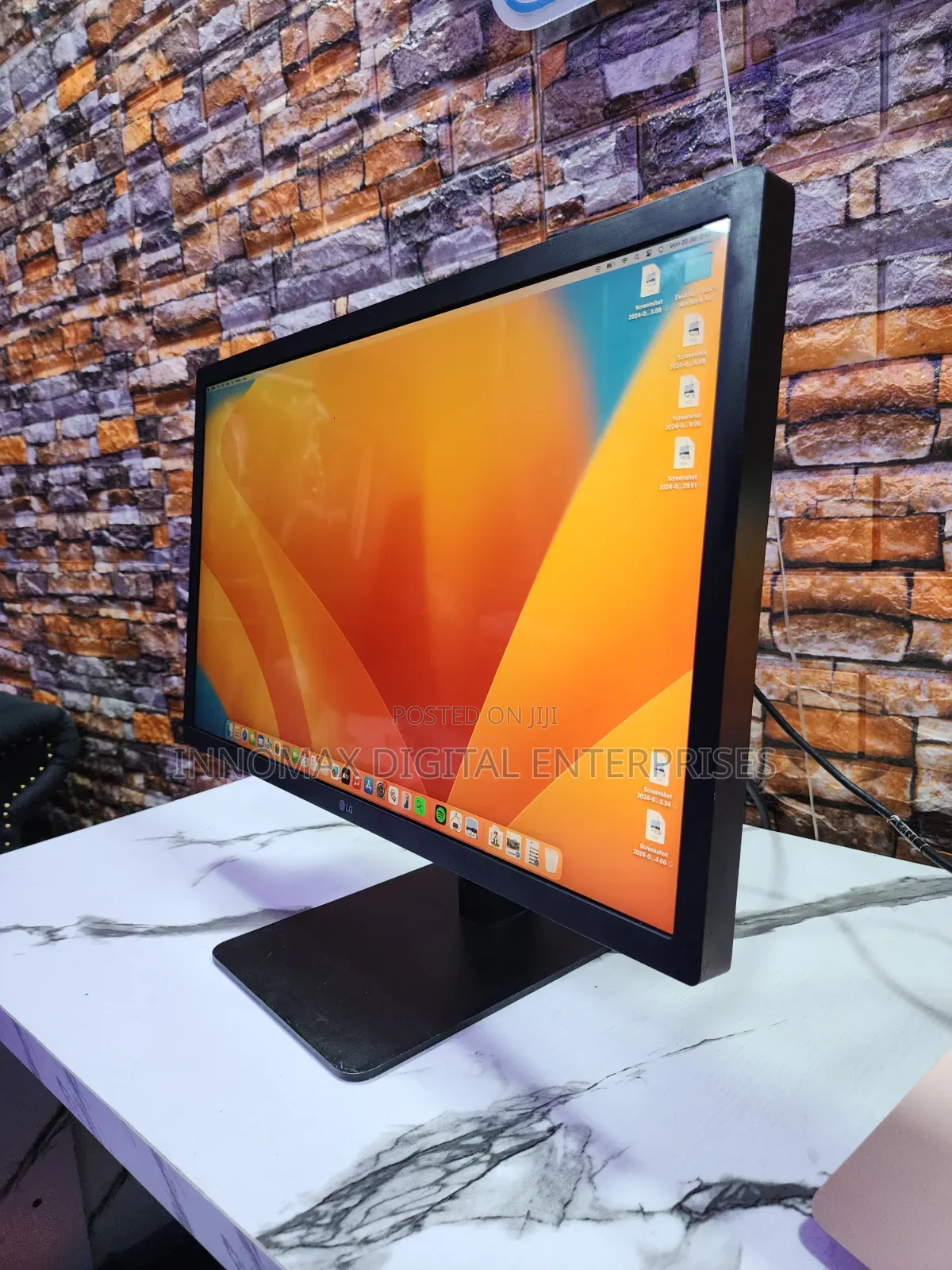 LG UltraFine 22inch Monitor IPS display.it Connects via USB-C
