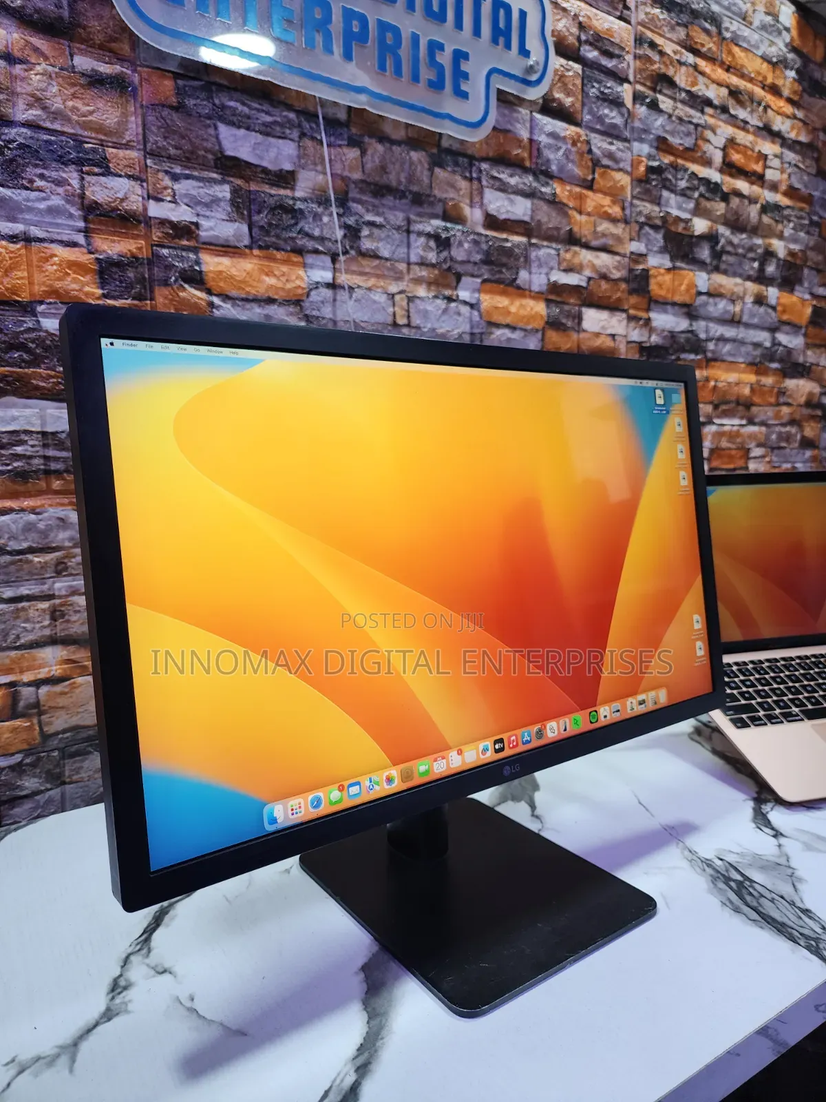 LG UltraFine 22inch Monitor IPS display.it Connects via USB-C