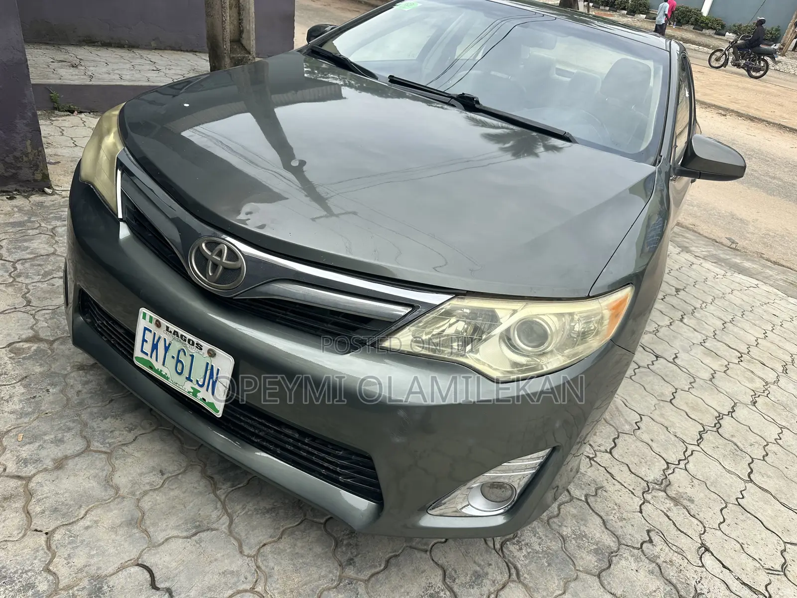 Toyota Camry XLE V6 4dr Sedan (3.5L 6cyl 6A) 2012 Gray