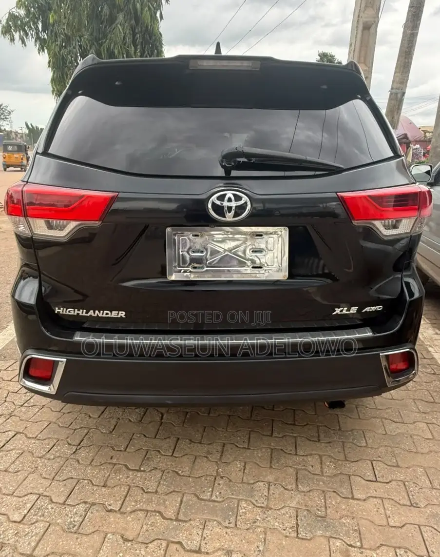 Toyota Highlander XLE 4x4 V6 (3.5L 6cyl 8A) 2017 Black