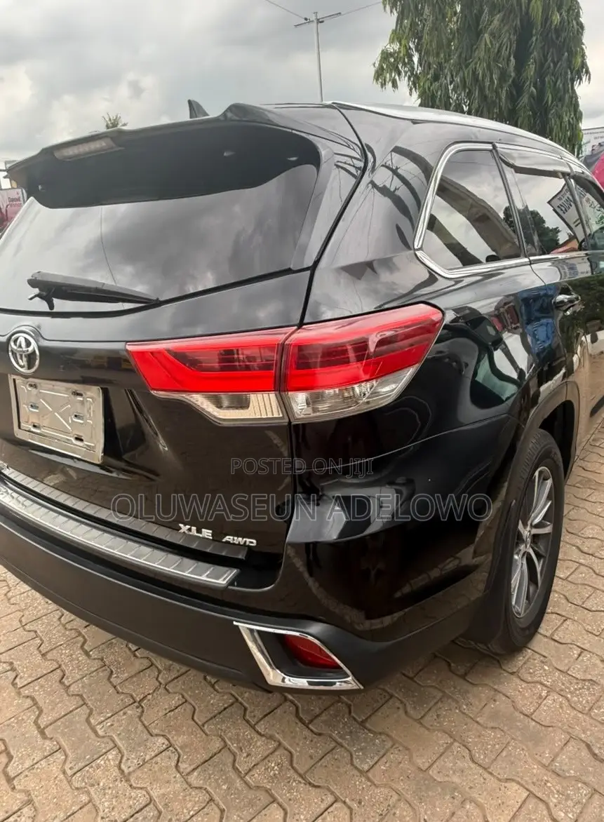 Toyota Highlander XLE 4x4 V6 (3.5L 6cyl 8A) 2017 Black