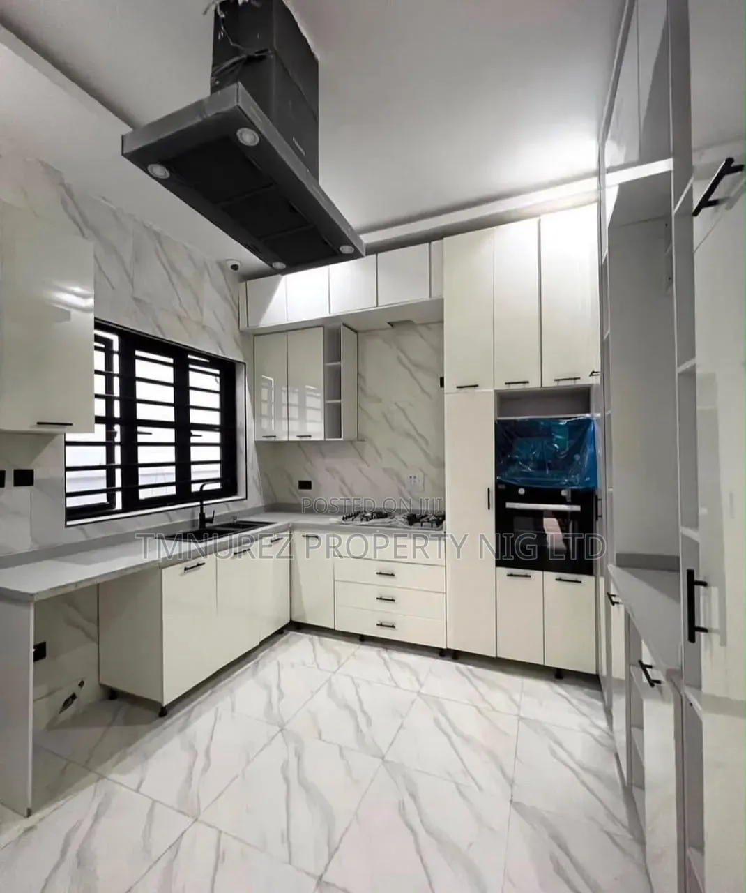 5bdrm Duplex in Chevron for rent
