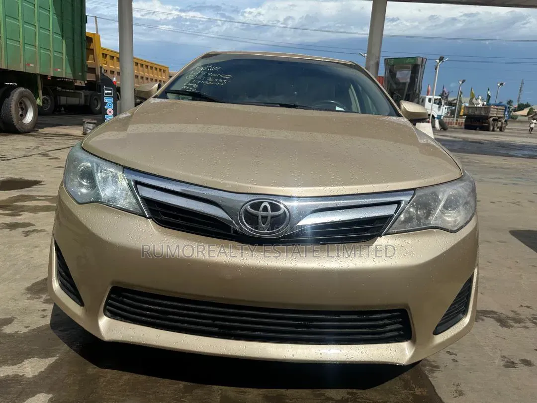 Toyota Camry LE 4dr Sedan (2.5L 4cyl 6A) 2014 Gold