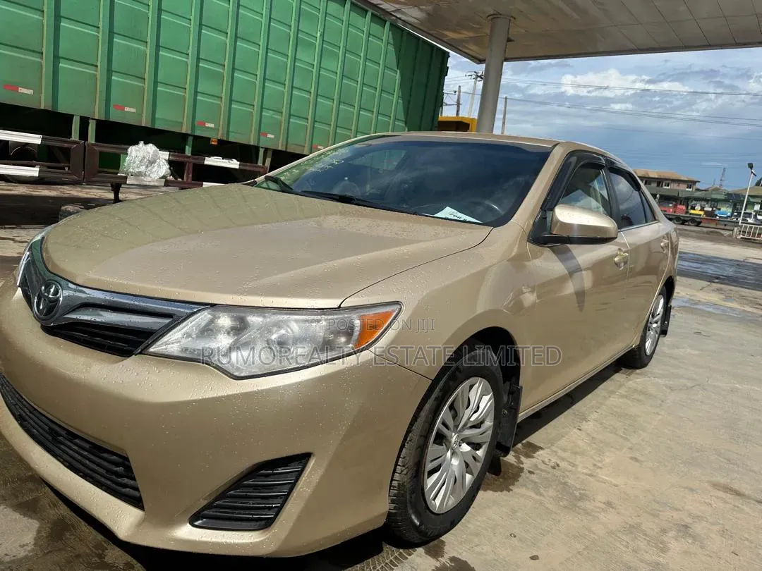 Toyota Camry LE 4dr Sedan (2.5L 4cyl 6A) 2014 Gold