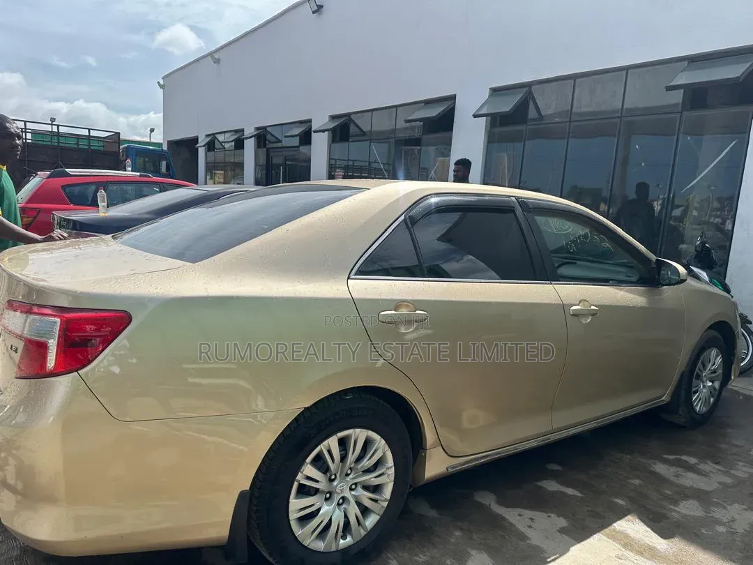 Toyota Camry LE 4dr Sedan (2.5L 4cyl 6A) 2014 Gold