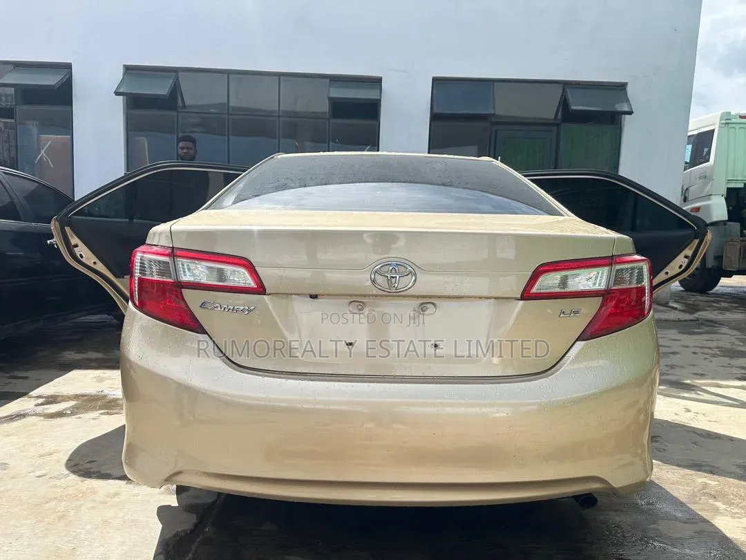 Toyota Camry LE 4dr Sedan (2.5L 4cyl 6A) 2014 Gold