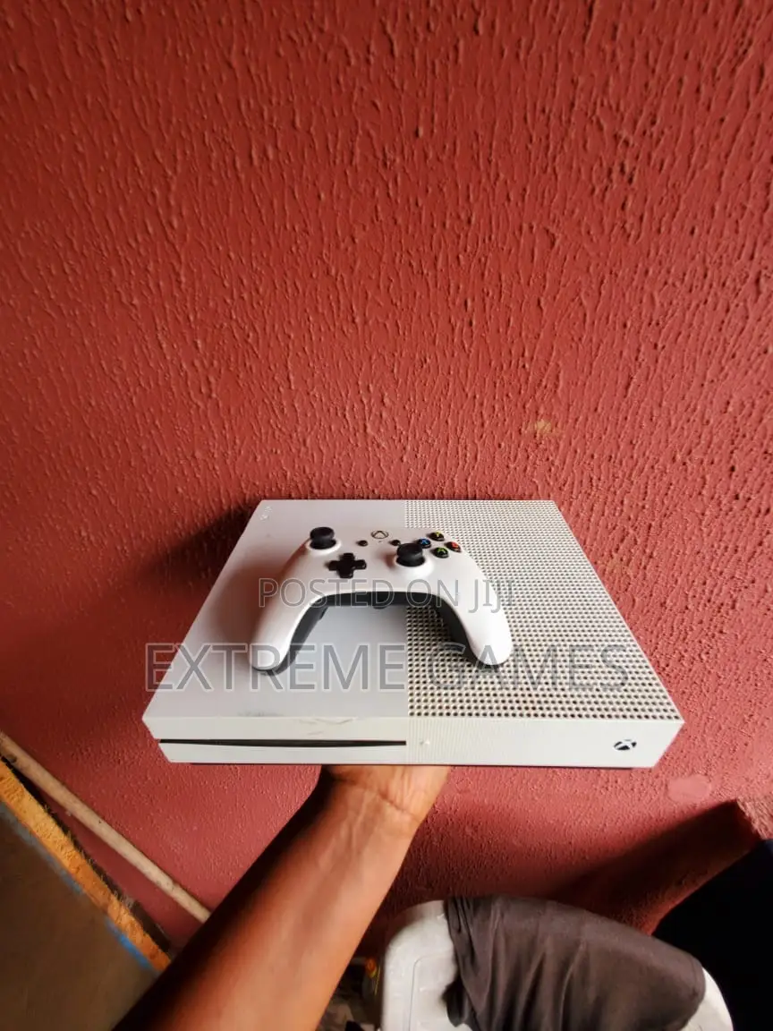 Xbox One S With 9 Offline Games and a Pad