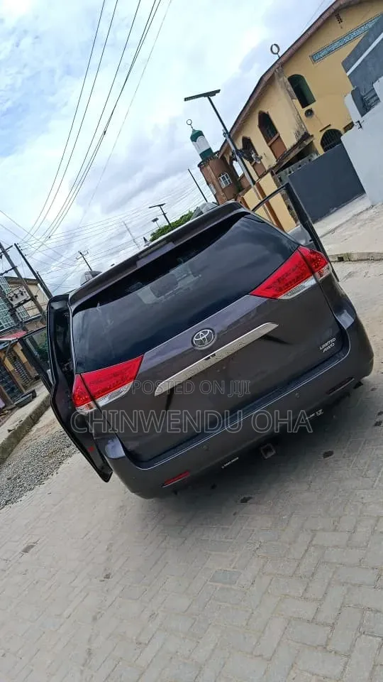 Toyota Sienna 2010 Gray