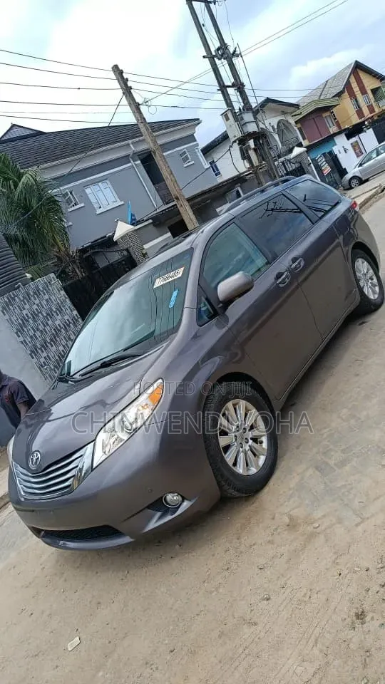 Toyota Sienna 2010 Gray