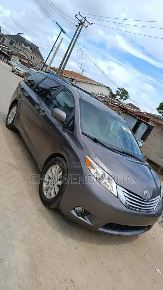 Toyota Sienna 2010 Gray