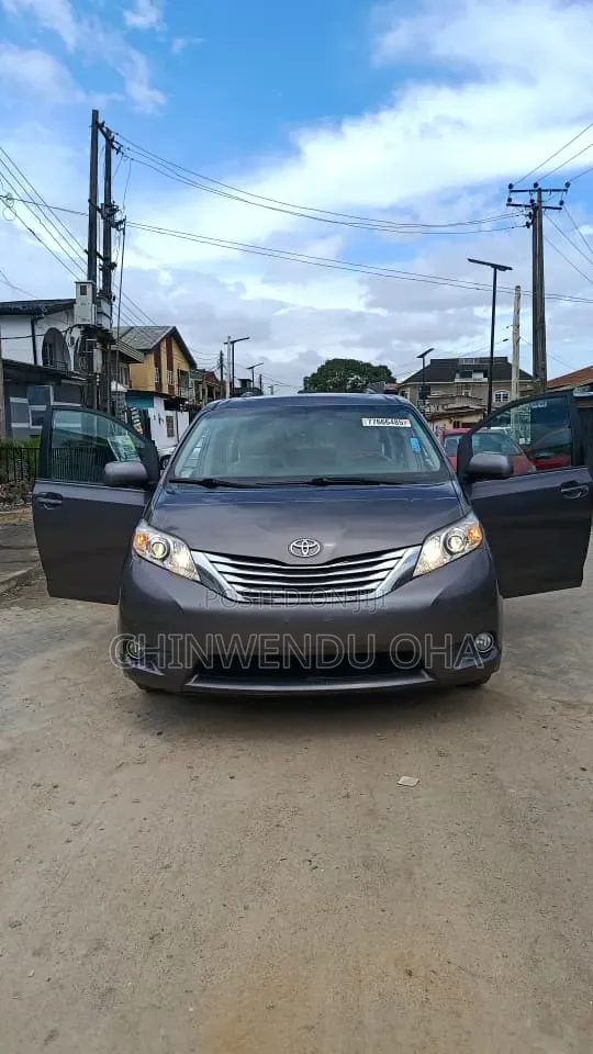 Toyota Sienna 2010 Gray