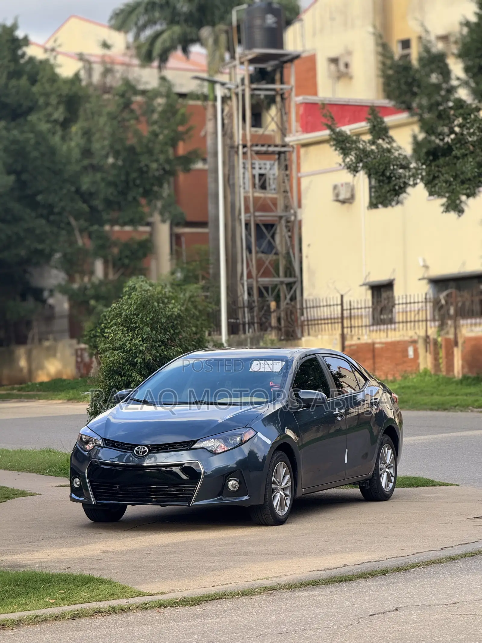 Toyota Corolla LE Premium 4dr Sedan (1.8L 4cyl CVT) 2015 Gray