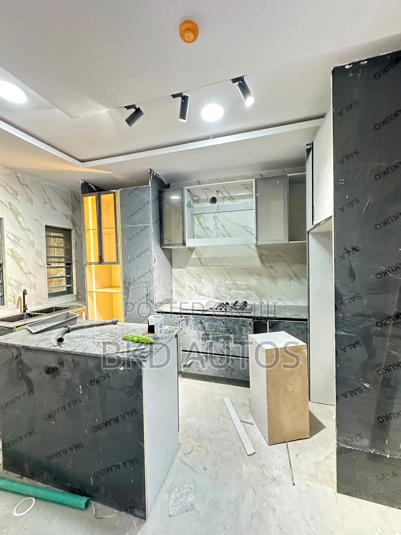 3bdrm Apartment in Lekki Phase 1 for sale