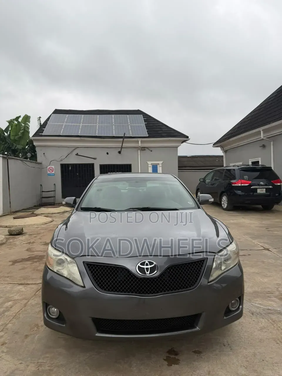 Toyota Camry XLE 4dr Sedan (2.5L 4cyl 6A) 2011 Gray