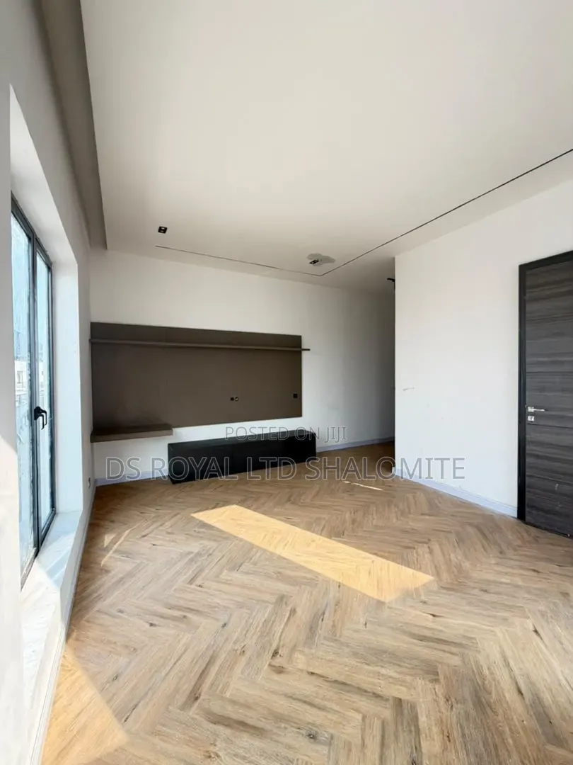 3bdrm Penthouse in Lekki Phase 1 for sale